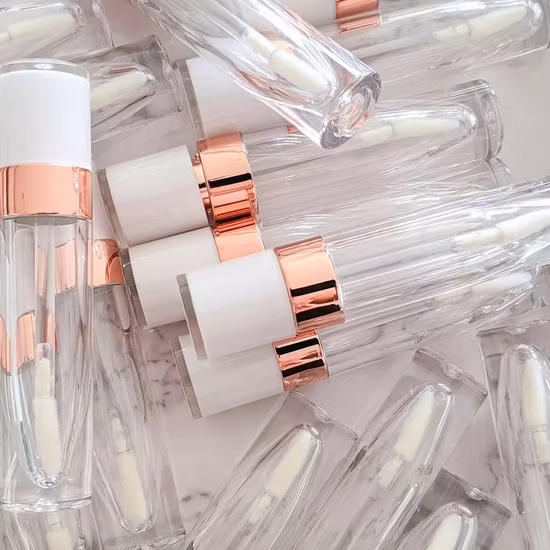 Пустой тюбик для блеска для губ с индивидуальным логотипом, верхушка из розового золота и белого цвета, тюбик для блеска для губ объемом 5 мл с большой палочкой.